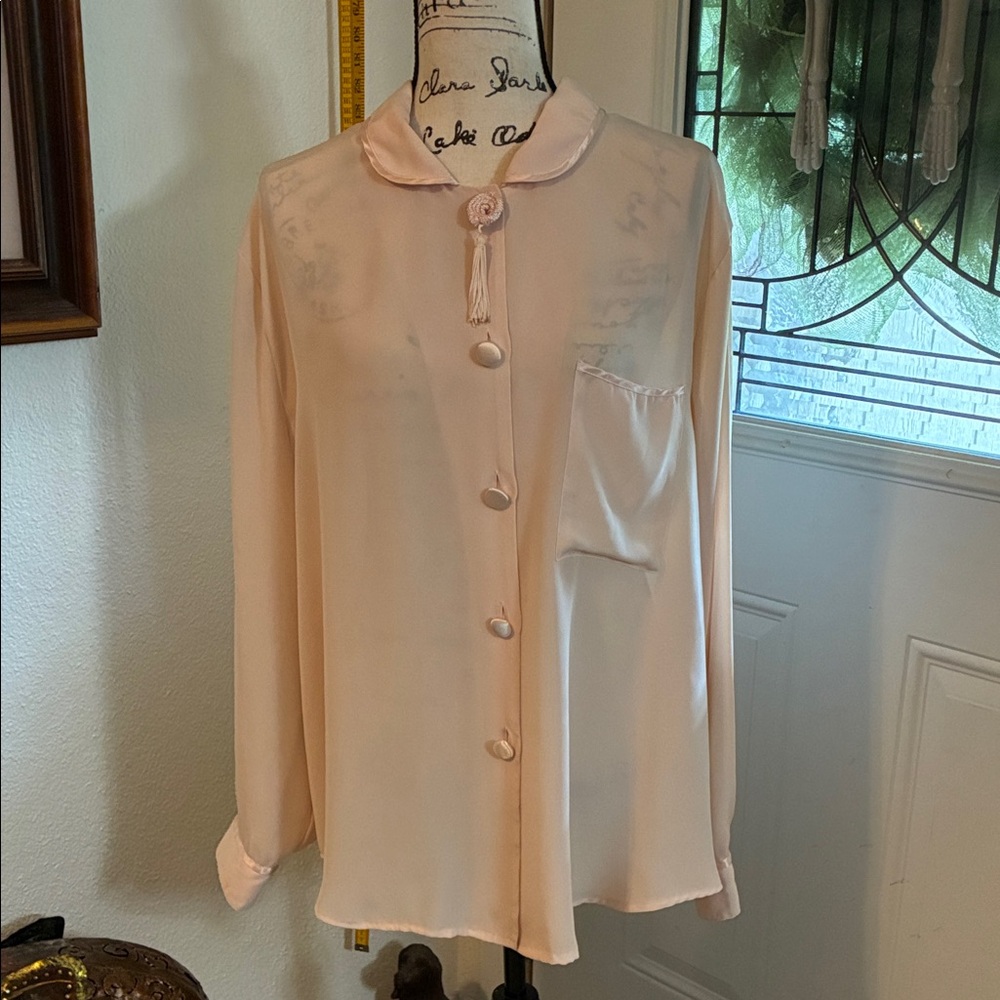 Chic Women's Button-Down Shirt in Cream